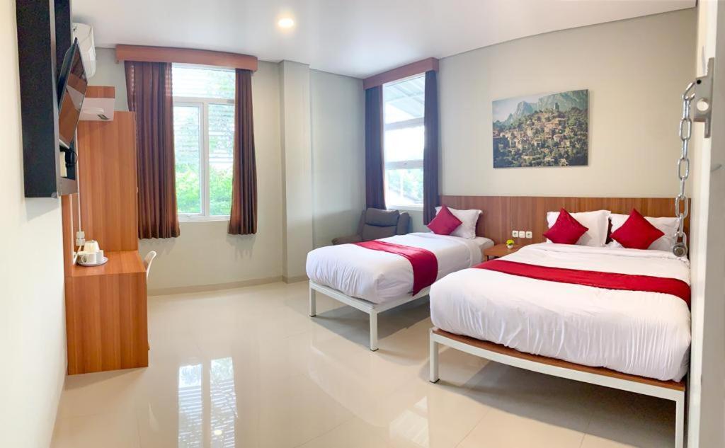 Oyo 2816 Privato Suite Kembaran Exterior foto