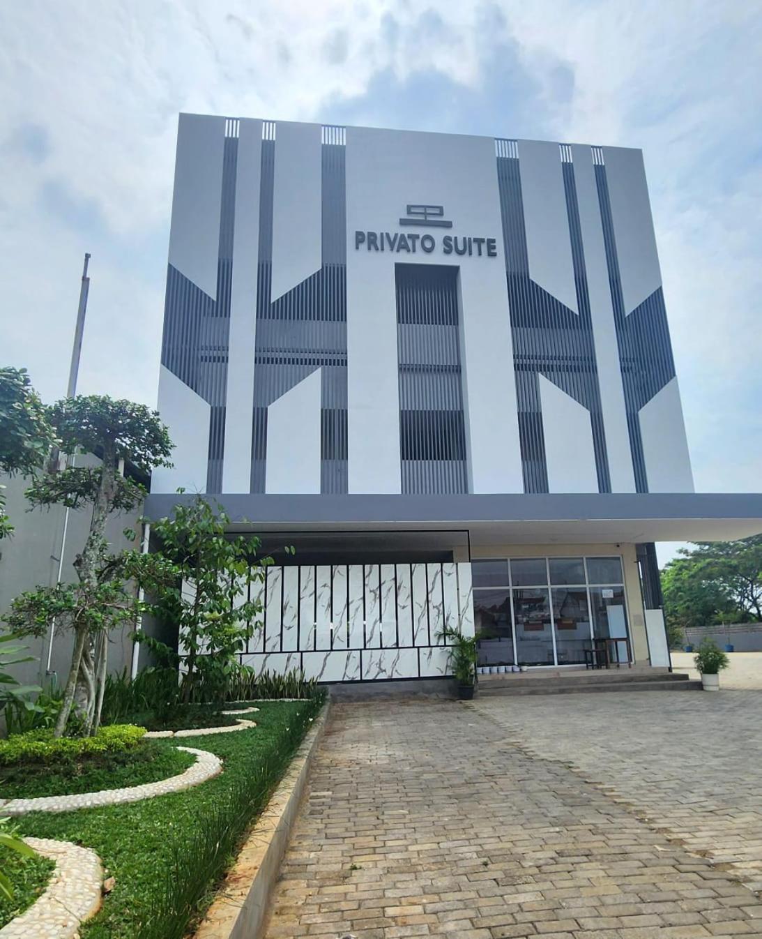 Oyo 2816 Privato Suite Kembaran Exterior foto